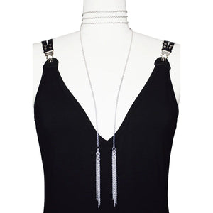 Collier Lalita en argent massif avec une chaîne, agrémentée de pampilles suspendues de chaque côté. Une pièce élégante et moderne, ajoutant du style et de la sophistication au débardeur noir.