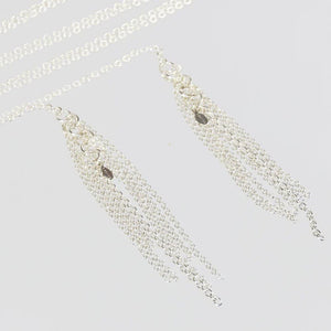Collier Lalita en argent massif avec une chaîne, agrémentée de pampilles suspendues de chaque côté. Une pièce élégante et moderne, ajoutant du style et de la sophistication à toute tenue.