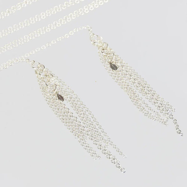 Collier Lalita en argent massif avec une chaîne, agrémentée de pampilles suspendues de chaque côté. Une pièce élégante et moderne, ajoutant du style et de la sophistication à toute tenue.