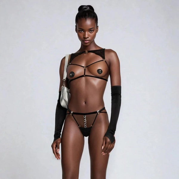 Ensemble lingerie non genré composé du soutien-gorge ouvert Opal et de la culotte ouverte Jude, avec velours doux, dentelle recyclée et fermoirs argentés.