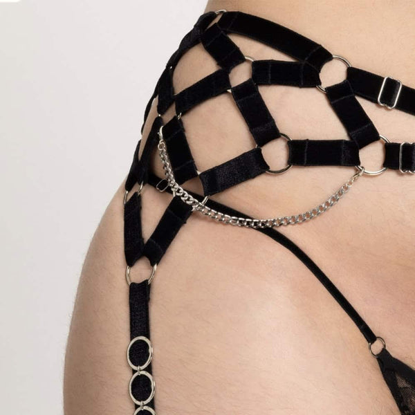 Détail du Porte-Jarretelles Noir Boucles et Chaînes Argentées Velours Noir