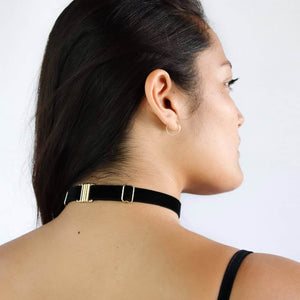 Femme de Dos portant un Choker Noir avec Anneau Or et Cristal Noir