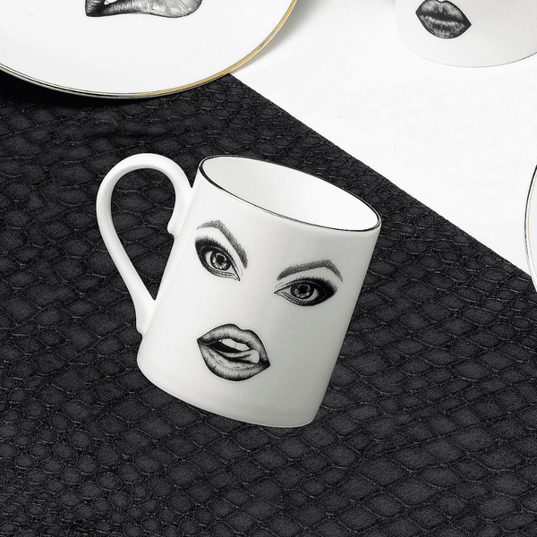 Une tasse en porcelaine blanche captivante, ornée d'un singe dessiné avec précision à la feutrine. Le singe taquine de manière espiègle, passant sa langue sur ses lèvres. L'illustration, réalisée avec finesse à l'aide d'un stylo à pointe fine, évoque le style Provocateur et puise son inspiration dans Ilona Staller.