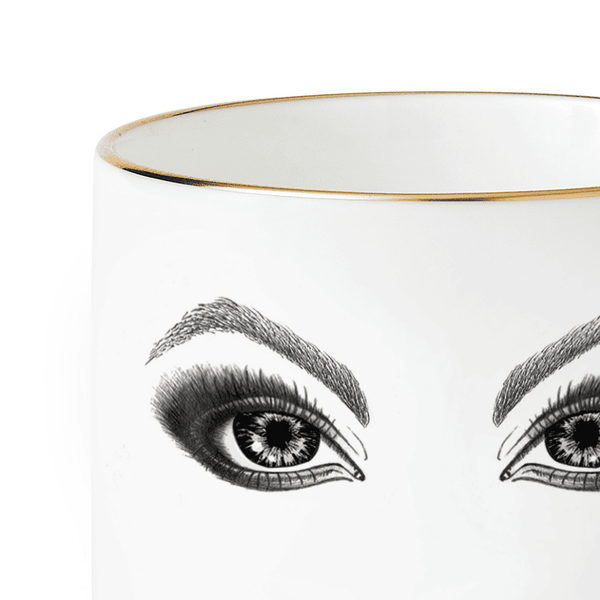 Une tasse en porcelaine blanche captivante, ornée d'un singe dessiné avec précision à la feutrine. Le singe taquine de manière espiègle, passant sa langue sur ses lèvres. L'illustration, réalisée avec finesse à l'aide d'un stylo à pointe fine, évoque le style Provocateur et puise son inspiration dans Ilona Staller.
