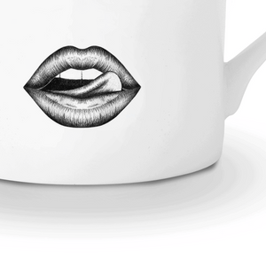 Une tasse en porcelaine blanche captivante, ornée d'un singe dessiné avec précision à la feutrine. Le singe taquine de manière espiègle, passant sa langue sur ses lèvres. L'illustration, réalisée avec finesse à l'aide d'un stylo à pointe fine, évoque le style Provocateur et puise son inspiration dans Ilona Staller.