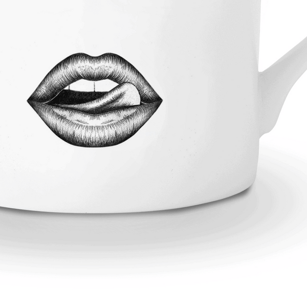 Une tasse en porcelaine blanche captivante, ornée d'un singe dessiné avec précision à la feutrine. Le singe taquine de manière espiègle, passant sa langue sur ses lèvres. L'illustration, réalisée avec finesse à l'aide d'un stylo à pointe fine, évoque le style Provocateur et puise son inspiration dans Ilona Staller.