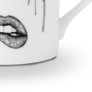 Une tasse en porcelaine chinoise blanche arbore un visage mélancolique, soigneusement tracé en feutrine. Ce visage exprime la tristesse avec des larmes coulant et un maquillage qui se fond, tandis que la lèvre inférieure est délicatement mordue, créant une composition émouvante et artistique.