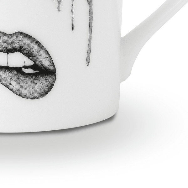 Une tasse en porcelaine chinoise blanche arbore un visage mélancolique, soigneusement tracé en feutrine. Ce visage exprime la tristesse avec des larmes coulant et un maquillage qui se fond, tandis que la lèvre inférieure est délicatement mordue, créant une composition émouvante et artistique.