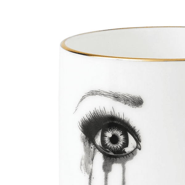 Une tasse en porcelaine chinoise blanche arbore un visage mélancolique, soigneusement tracé en feutrine. Ce visage exprime la tristesse avec des larmes coulant et un maquillage qui se fond, tandis que la lèvre inférieure est délicatement mordue, créant une composition émouvante et artistique.