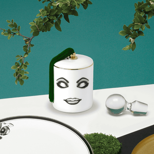Bougie parfumée en porcelaine de Chine blanche avec feutrine noire qui peint un visage relaxe et détendu avec les yeux fermés et maquillage clair avec détails en vert et en or