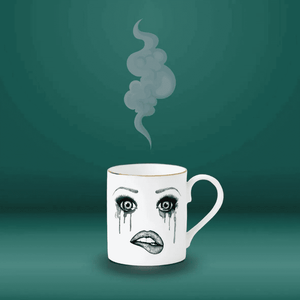 Tasse triste qui pleure avec maquillage dégoulinant et nuage de chaleur au dessus
