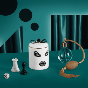 Bougie en porcelaine blanche de Chine avec feutrine noire dessinant un visage endormie et maquillé aux lèvres pulpeuses