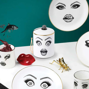 Set de vaisselle avec des visages émotifs qui sont maquillés entre choque passion tristesse et colère