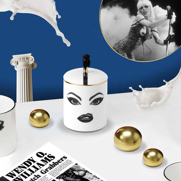 Bougie en porcelaine de chine avec un visage rebelle peint à la feutrine fine, maquillé, en noir et blanc avec un piercing