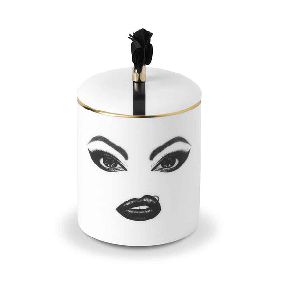 Bougie en porcelaine de chine avec un visage rebelle peint à la feutrine fine, maquillé, en noir et blanc avec un piercing
