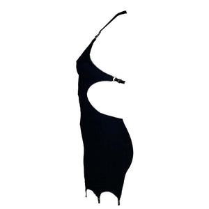 Robe Hedone en jersey doux extensible, découpes audacieuses devant, dos plongeant, liens réglables au cou et dos, clips porte-jarretelles intégrés pour un style modulable.