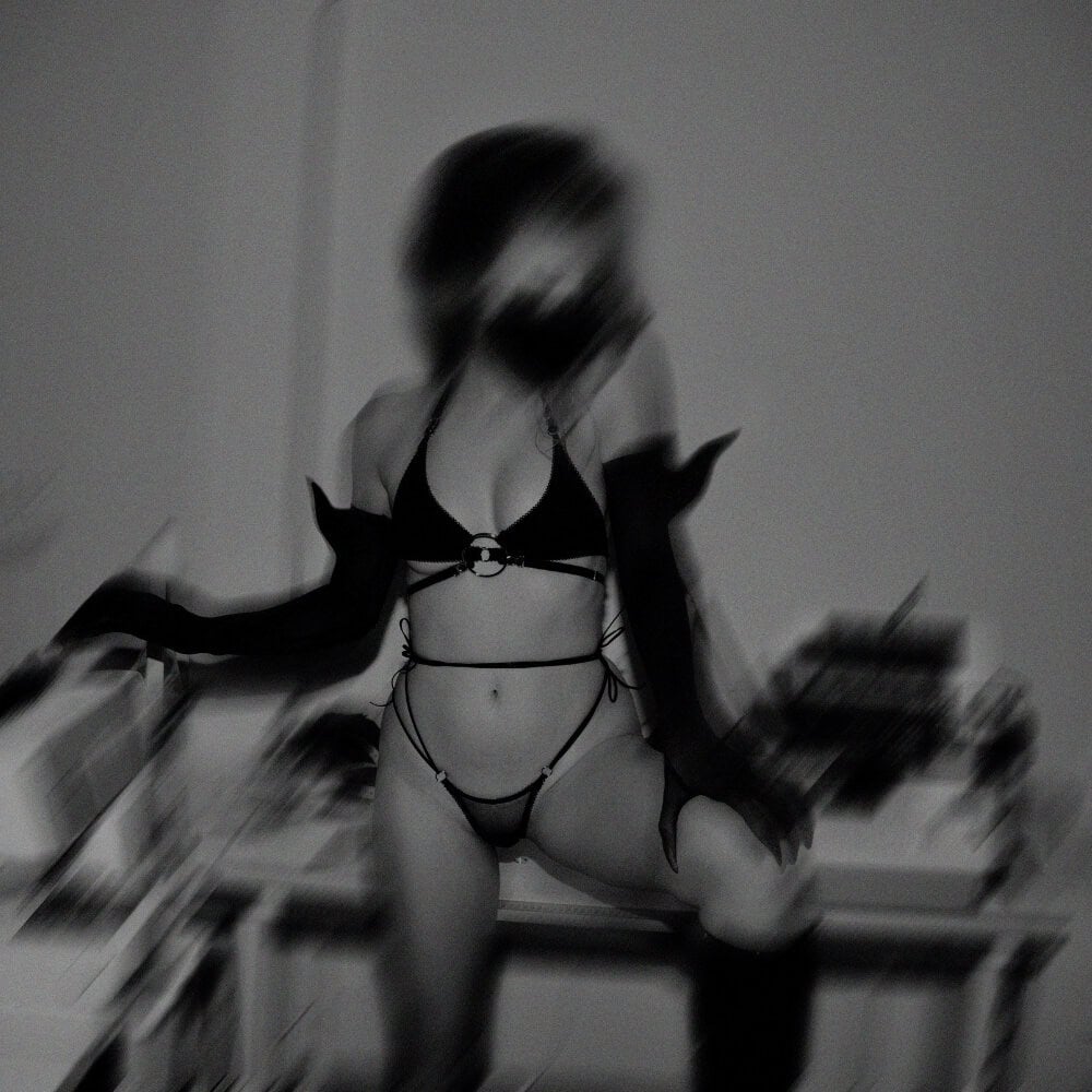 Soutien-gorge souple Elektra LETHE Intimates – Lingerie polyvalente en matières douces et extensibles, avec élastique picot et bretelles réglables. Détail métallique argenté central pour une touche élégante et fétichiste.