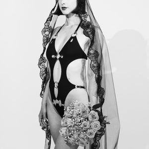 Lingerie érotique en jersey doux et velours noir, design audacieux avec découpes graphiques et anneaux métalliques. Bretelles ajustables pour un maintien confortable et sensuel.
