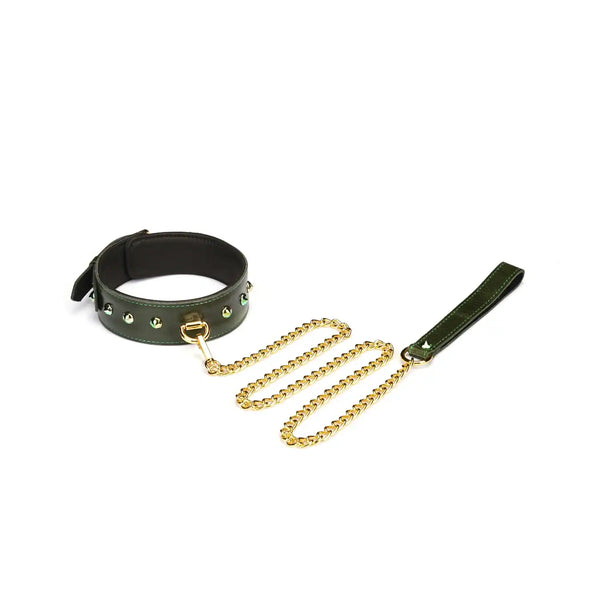 Collier laisse en cuir vert de la marque Liebe Seele, avec rivets décoratifs, boucle réglable et anneau métallique doré, présenté sur fond clair dans l’univers Brigade Mondaine Paris.