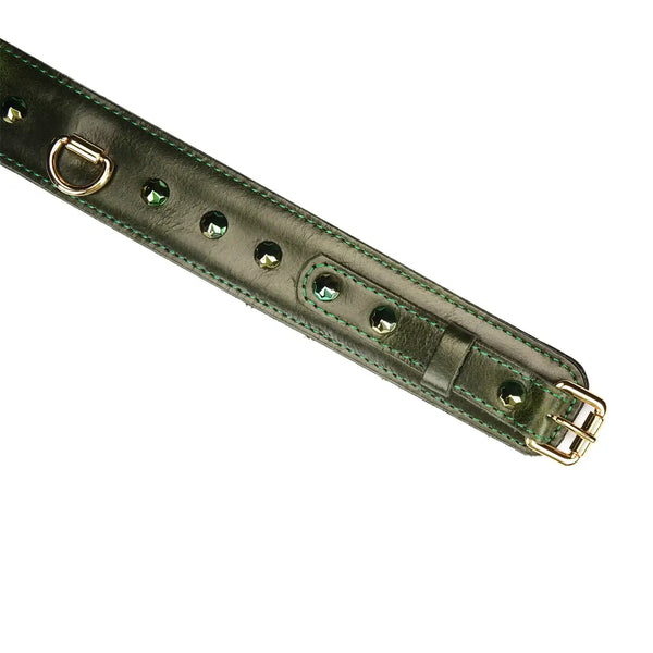 Collier laisse en cuir vert de la marque Liebe Seele, avec rivets décoratifs, boucle réglable et anneau métallique doré, présenté sur fond clair dans l’univers Brigade Mondaine Paris.