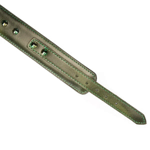 Collier laisse en cuir vert de la marque Liebe Seele, avec rivets décoratifs, boucle réglable et anneau métallique doré, présenté sur fond clair dans l’univers Brigade Mondaine Paris.