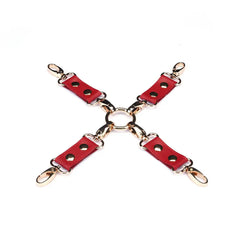 Hogtie Crimson Desire de la marque Liebe Seele, composé de sangles en cuir rouge reliées par un anneau central et des mousquetons dorés, présenté sur fond clair dans l’univers Brigade Mondaine Paris.