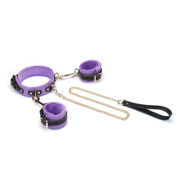 Set collier laisse menottes en cuir de la marque Liebe Seele, composé d’un collier rembourré, de menottes assorties et d’une laisse à chaîne dorée, présenté sur fond clair dans l’univers Brigade Mondaine Paris.