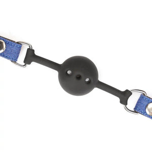Ball gag Denim LIEBE SEELE avec boule en silicone noire et sangle ajustable en cuir et textile bleu, anneaux métalliques latéraux, présenté sur fond blanc en vue produit détaillée