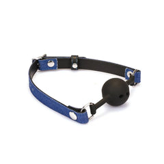 Ball gag Denim LIEBE SEELE avec boule en silicone noire et sangle ajustable en cuir et textile bleu, anneaux métalliques latéraux, présenté sur fond blanc en vue produit détaillée