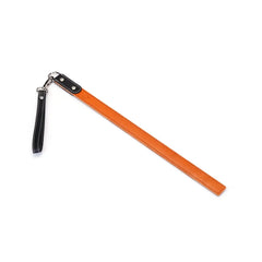 Règle de fessée en cuir orange LIEBE SEELE avec poignée et dragonne, coutures contrastées, présentée sur fond blanc