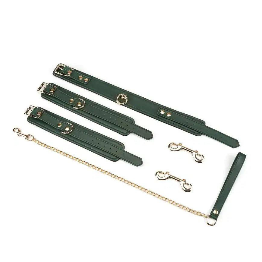 Set BDSM 6 pièces Mossy Chic LIEBE SEELE en cuir vert avec menottes, colliers, sangles réglables, chaîne et mousquetons métalliques, présenté à plat sur fond blanc, vue produit détaillée
