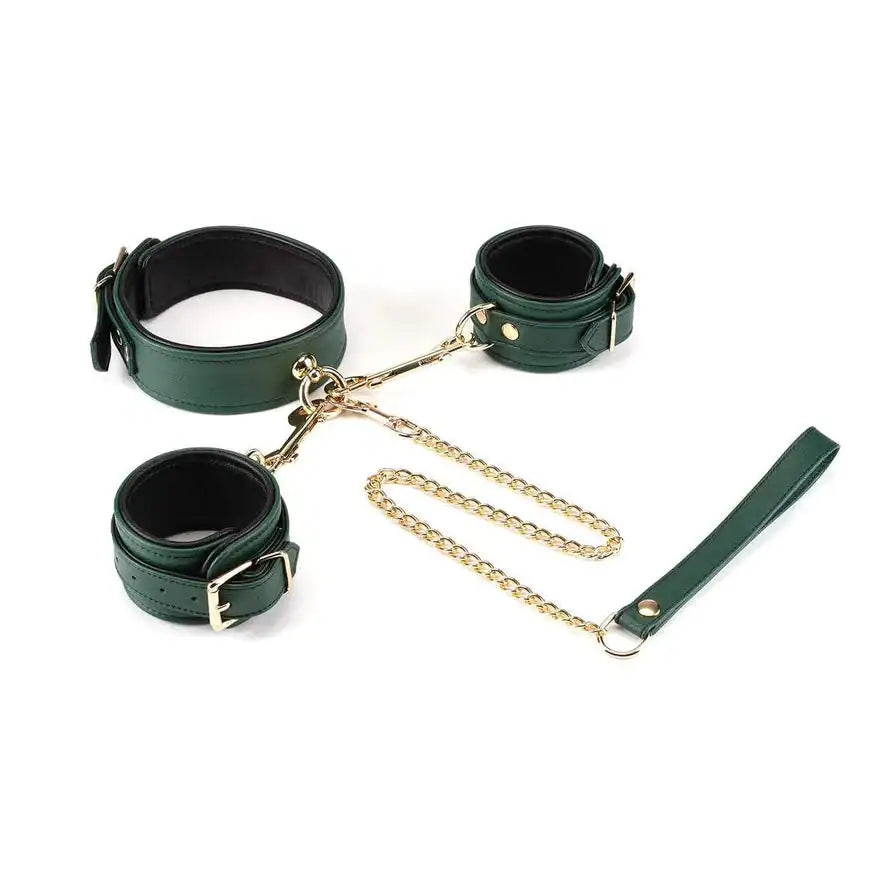 Set BDSM 6 pièces Mossy Chic LIEBE SEELE en cuir vert avec menottes, colliers, sangles réglables, chaîne et mousquetons métalliques, présenté à plat sur fond blanc, vue produit détaillée