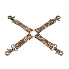 Hogtie vegan Café LIEBE SEELE avec sangles texturées brun moucheté, anneaux et mousquetons métalliques, présenté à plat sur fond blanc, vue produit détaillée