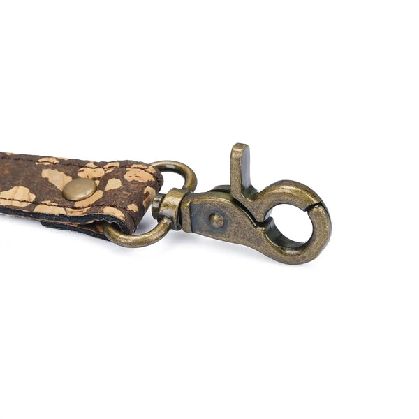 Hogtie vegan Café LIEBE SEELE avec sangles texturées brun moucheté, anneaux et mousquetons métalliques, présenté à plat sur fond blanc, vue produit détaillée