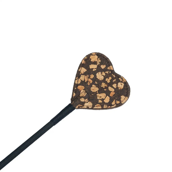 Cravache vegan Café LIEBE SEELE avec tige fine noire, palette en forme de cœur brun moucheté et poignée assortie, présentée sur fond blanc en vue produit détaillée