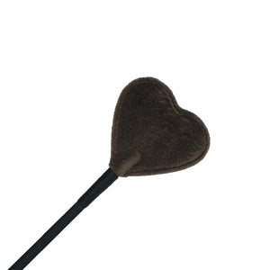 Cravache vegan Café LIEBE SEELE avec tige fine noire, palette en forme de cœur brun moucheté et poignée assortie, présentée sur fond blanc en vue produit détaillée