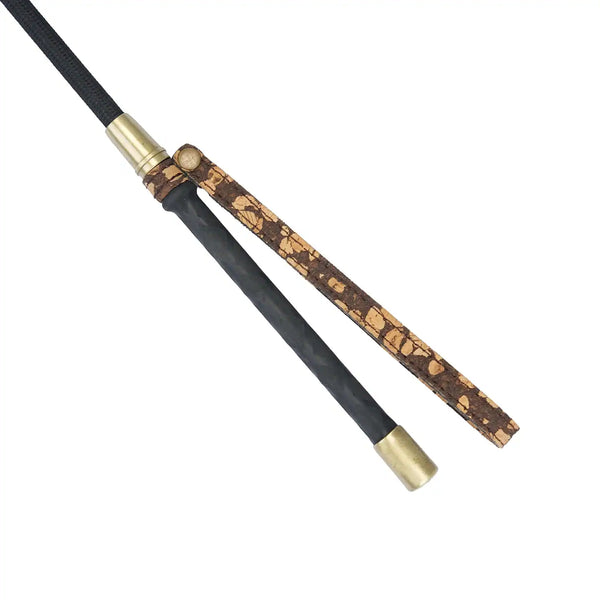 Cravache vegan Café LIEBE SEELE avec tige fine noire, palette en forme de cœur brun moucheté et poignée assortie, présentée sur fond blanc en vue produit détaillée