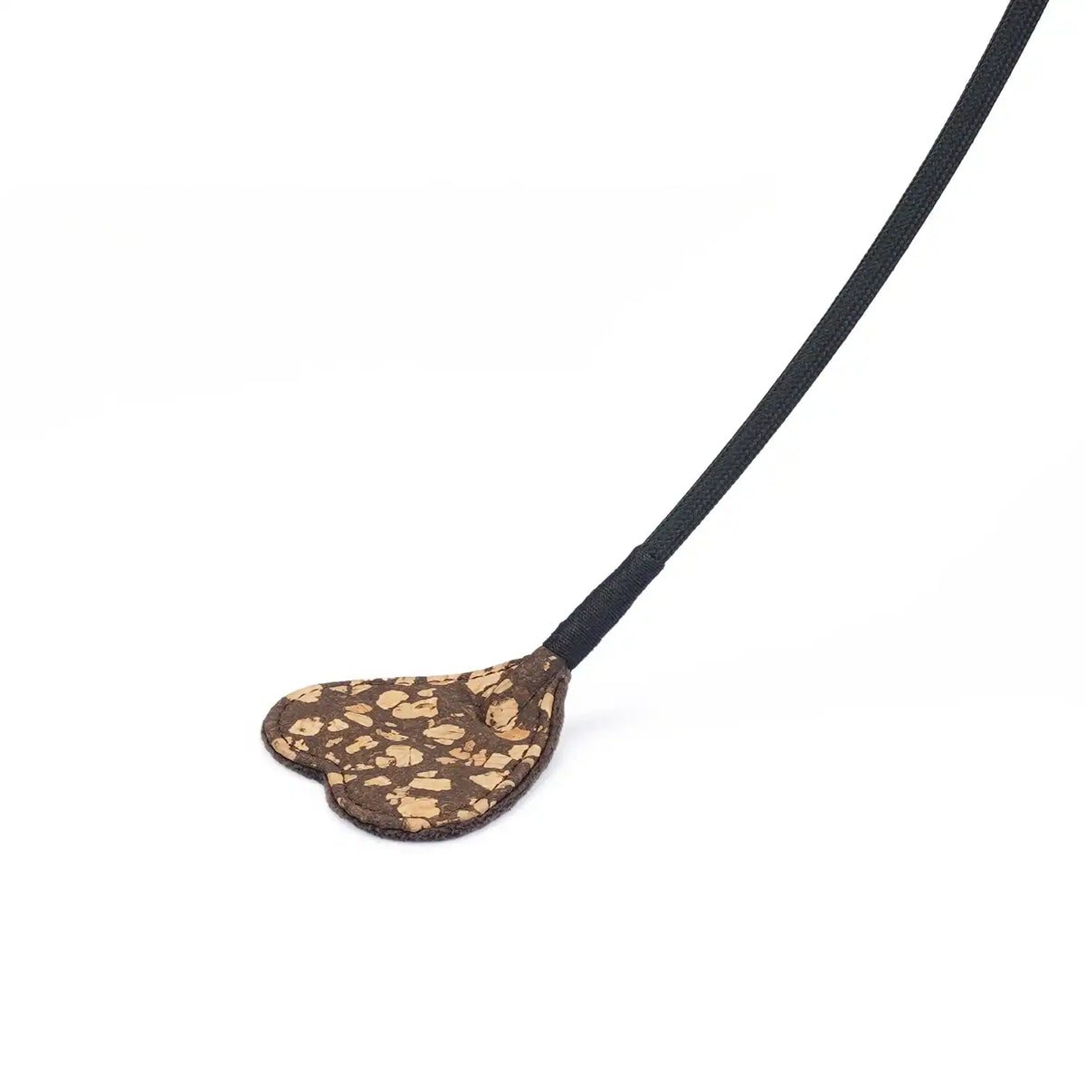 Cravache vegan Café LIEBE SEELE avec tige fine noire, palette en forme de cœur brun moucheté et poignée assortie, présentée sur fond blanc en vue produit détaillée