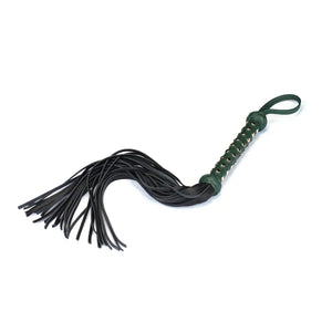 Fouet en cuir Mossy Chic LIEBE SEELE avec lanières noires multiples, poignée gainée verte et dragonne de maintien, présenté sur fond blanc en vue produit détaillée