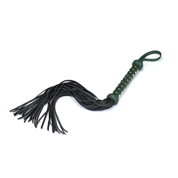 Fouet en cuir Mossy Chic LIEBE SEELE avec lanières noires multiples, poignée gainée verte et dragonne de maintien, présenté sur fond blanc en vue produit détaillée