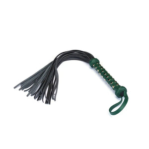 Fouet en cuir Mossy Chic LIEBE SEELE avec lanières noires multiples, poignée gainée verte et dragonne de maintien, présenté sur fond blanc en vue produit détaillée
