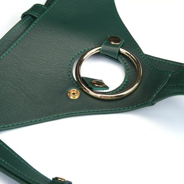 Strap-On en cuir Mossy Chic LIEBE SEELE avec harnais ajustable, boucles métalliques et finitions soignées, présenté à plat sur fond blanc en vue produit détaillée
