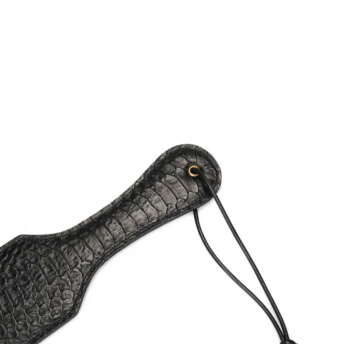 Paddle en cuir embossé croco noir LIEBE SEELE avec dragonne, présenté sur fond blanc