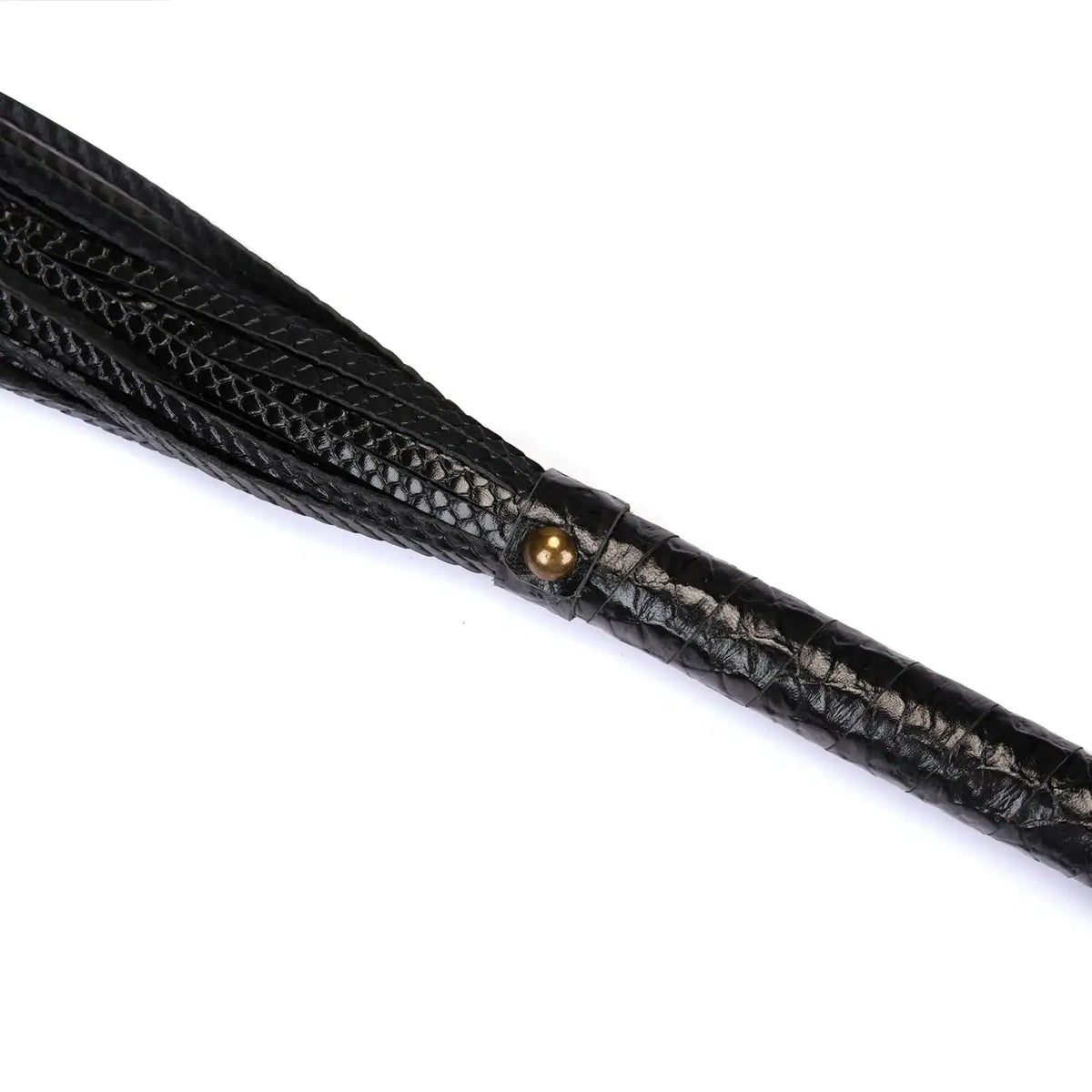 Fouet en cuir embossé croco noir LIEBE SEELE avec manche gainé, présenté sur fond blanc