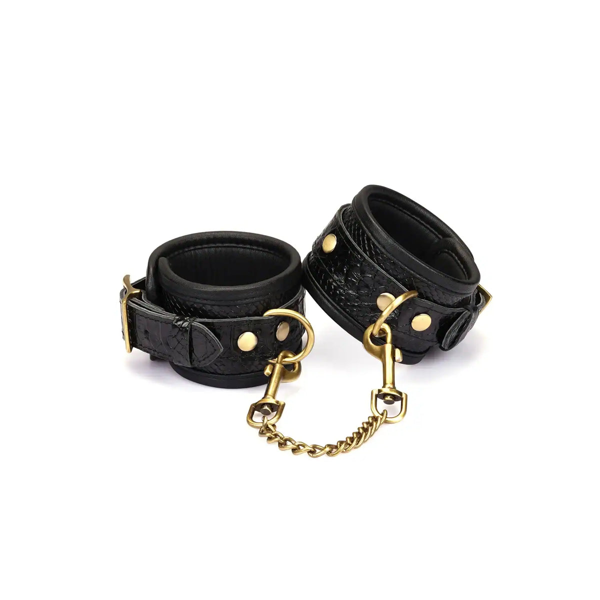 Menottes en cuir embossé croco noir LIEBE SEELE avec doublure intérieure et chaîne dorée, sur fond blanc