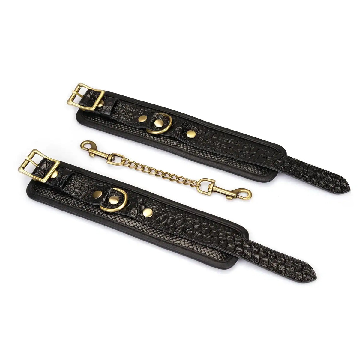 Menottes en cuir embossé croco noir LIEBE SEELE avec doublure intérieure et chaîne dorée, sur fond blanc