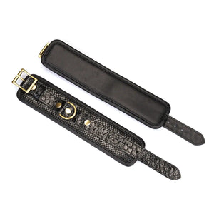 Menottes en cuir embossé croco noir LIEBE SEELE avec doublure intérieure et chaîne dorée, sur fond blanc
