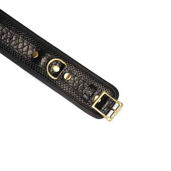 Menottes en cuir embossé croco noir LIEBE SEELE avec doublure intérieure et chaîne dorée, sur fond blanc