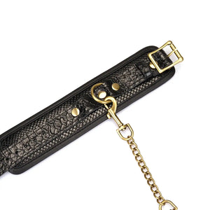 Menottes en cuir embossé croco noir LIEBE SEELE avec doublure intérieure et chaîne dorée, sur fond blanc
