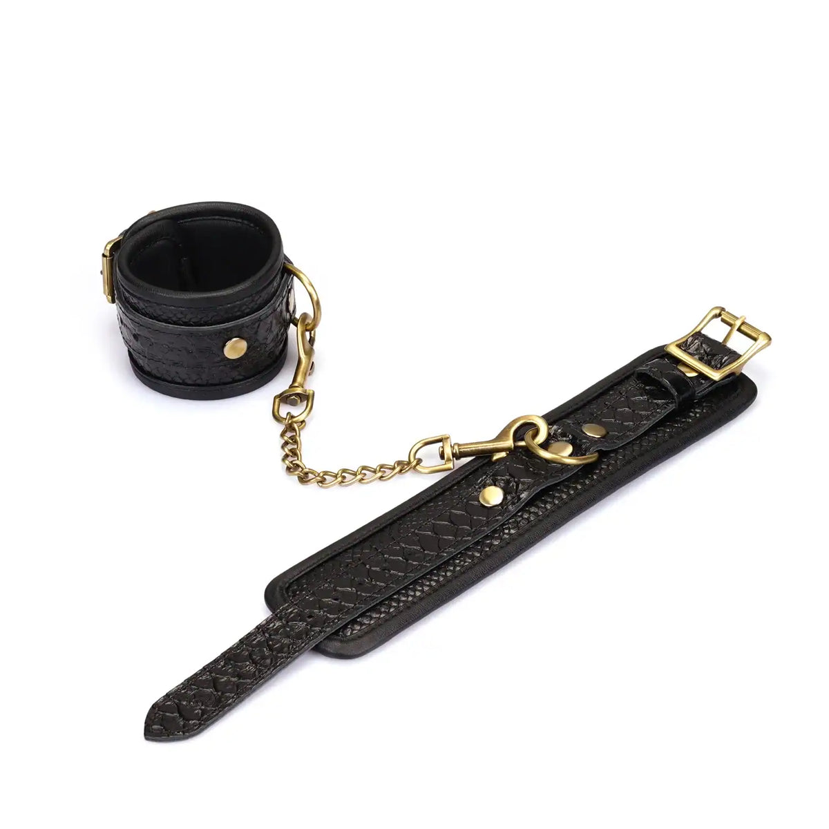 Menottes en cuir embossé croco noir LIEBE SEELE avec doublure intérieure et chaîne dorée, sur fond blanc